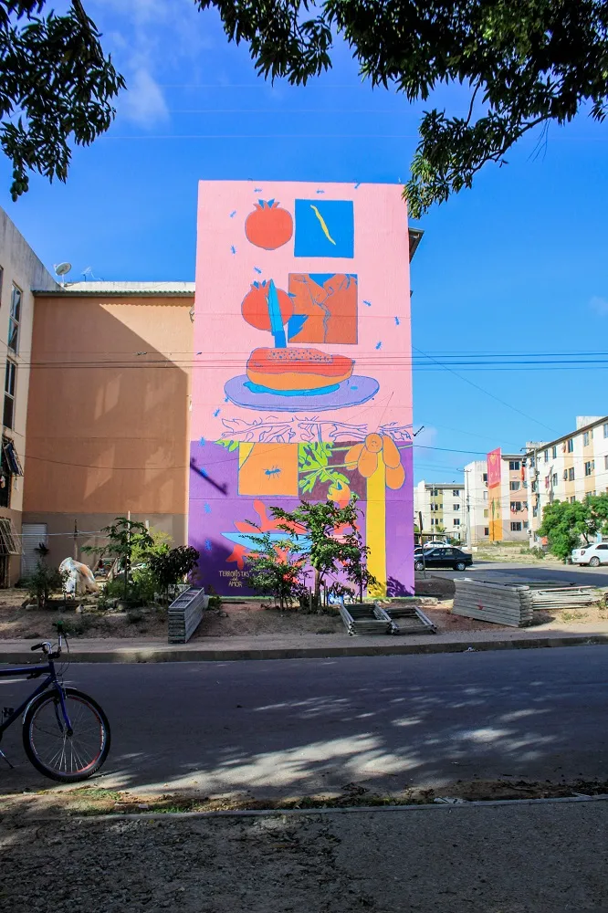 “Solos Férteis para Habitar” é o primeiro grande mural das duas artistas, feito na empena de um prédio no bairro Grande Jangurussu