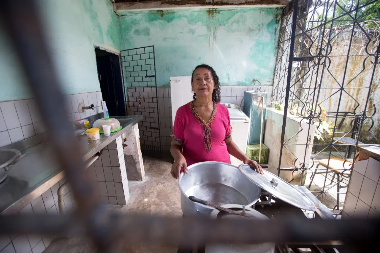 No Siqueira, a cozinha comunitária do Centro Popular de Educação e Cultura Pé no Chão (Cpec) agora está sem produção de alimentos pois não há doações.