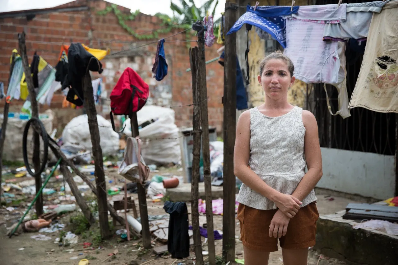 Larissa Paula de Castro, moradora do Siquera conta que tem uma filha de 4 anos, recebe R$ 400,00 de auxílio e o vale gás. Essa é a principal renda familiar.