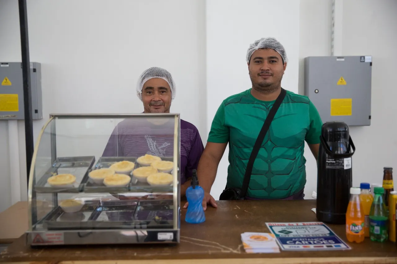 Gilson de Freitas é morador do bairro Moura Brasil e, junto ao pai, vende empadas na Estação das Artes