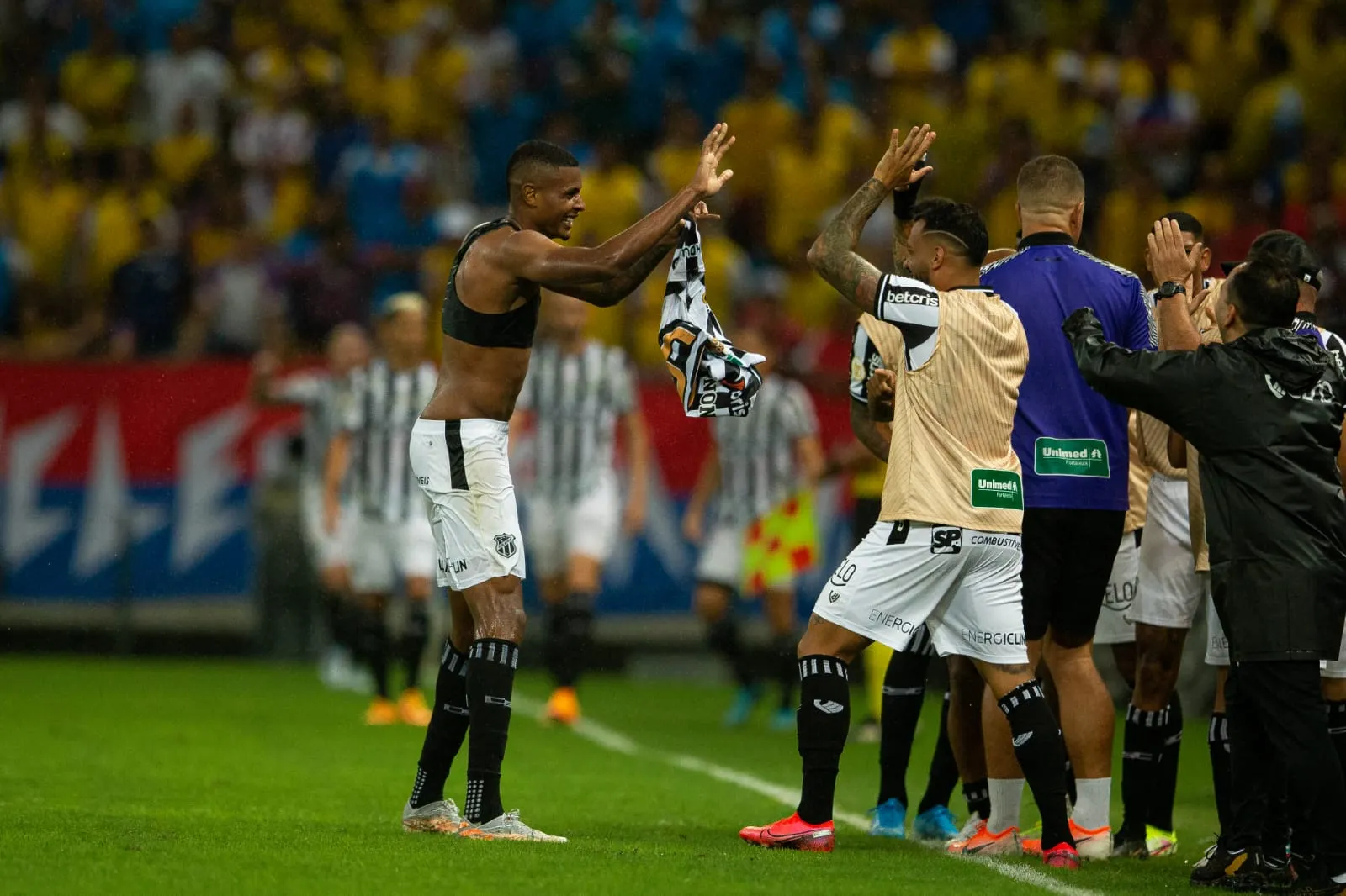 Cleber recebeu apoio dos companheiros do Ceará após o gol no Clássico-Rei