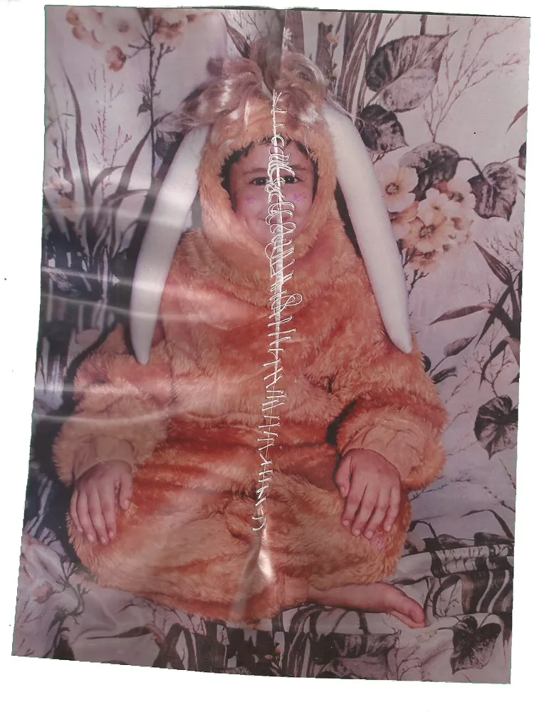 Obra “Sutura sobre fotos de criança trans(viada)”, de Aires