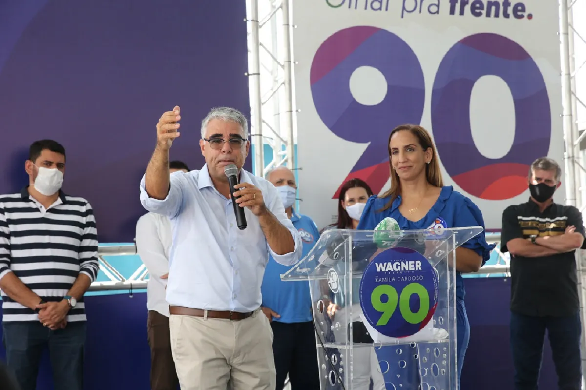Eduardo Girão ao lado da então candidata a vice-prefeita, Kamila Cardoso, em 2020