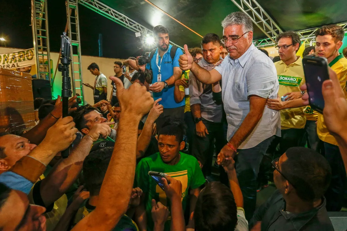 O senador comemora a vitória de Jair Bolsonaro em 2018, no comitê do então candidato em Fortaleza