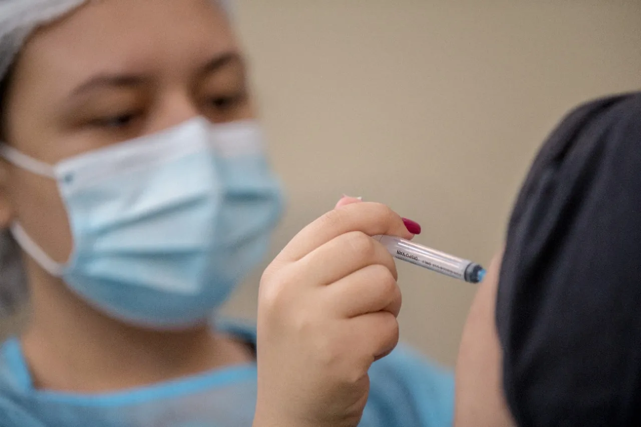 Na decisão mais recente, pessoas com 50 anos ou mais e trabalhadores da saúde devem receber a 4ª dose