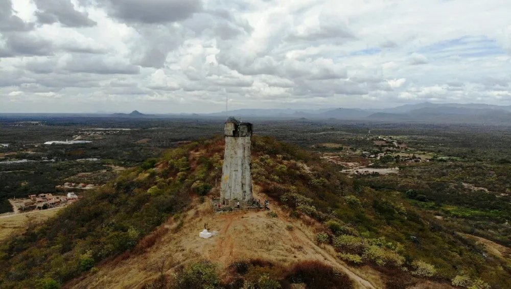 Estátua sem a cabeça de Santo Antônio, em Caridade; registro de 2018
