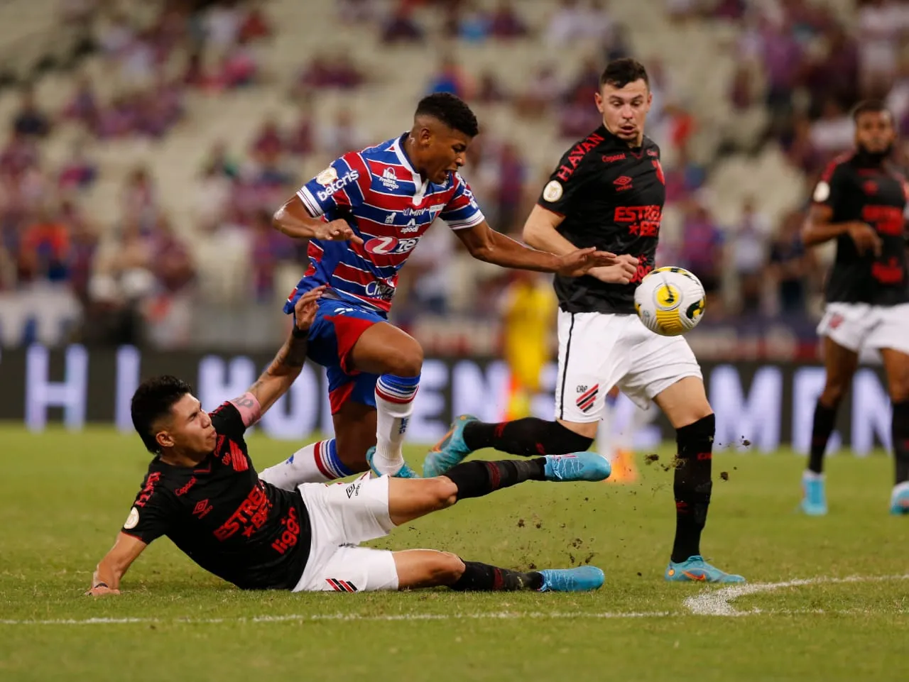 Fortaleza e Athletico-PR empataram sem gols na Arena Castelão