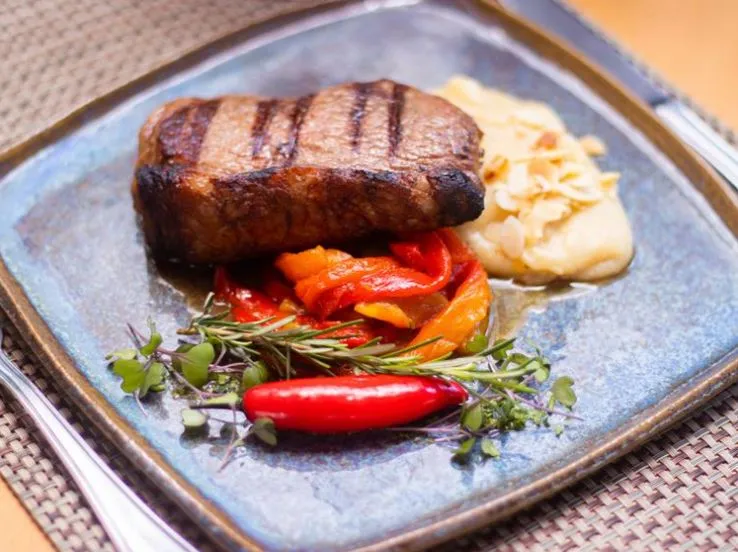 Baby beef com skordalia servido pelo Zoi Restaurante