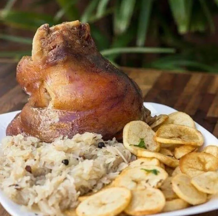 Schweinshaxe, joelho de porco, servido pelo O Alemão