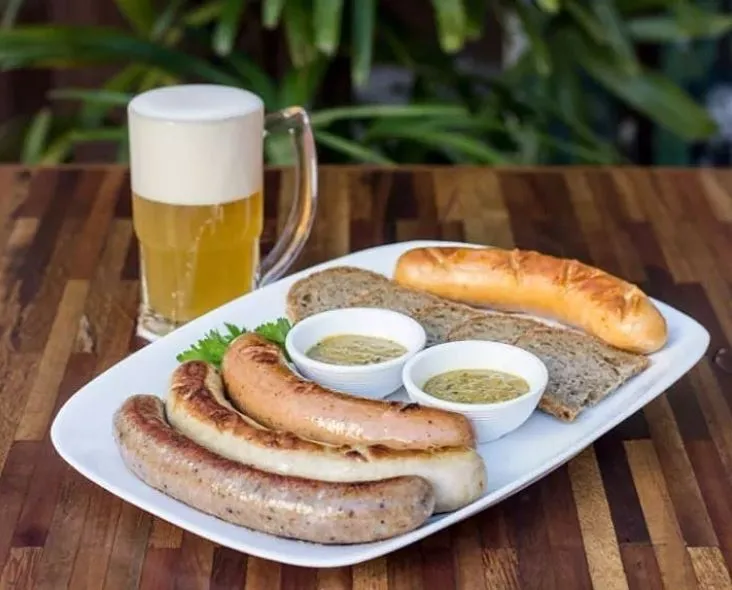 Linguiças alemãs acompanhada de chopp artesanal do O Alemão