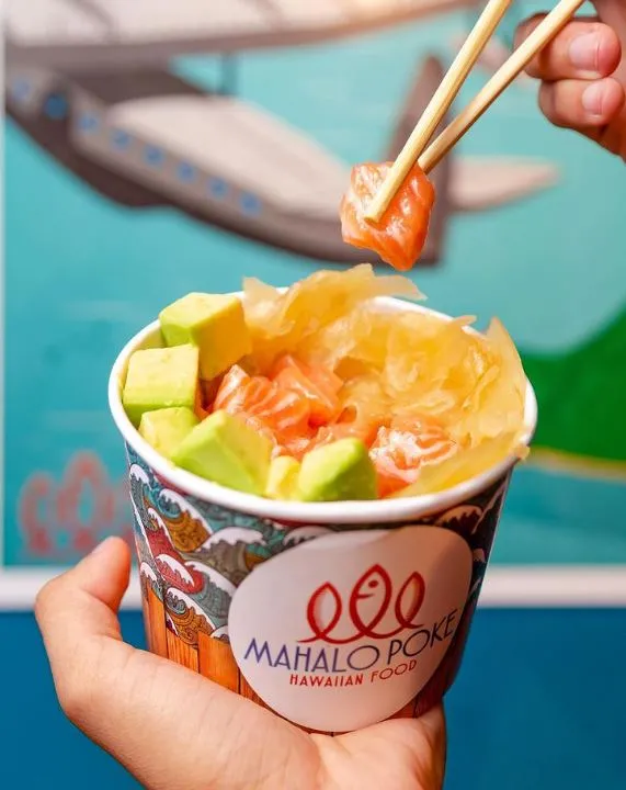 Poke havaiano servido pelo Mahalo Poke