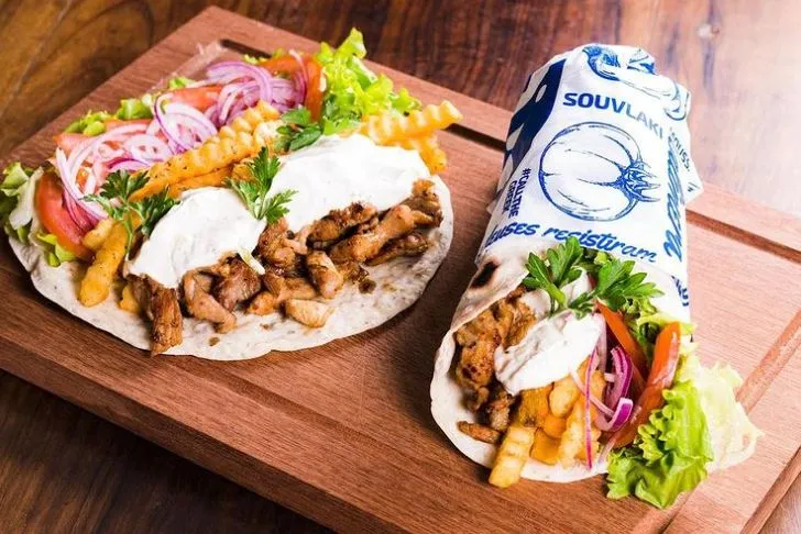 Souvlaki servido pelo Olimpo Restaurante