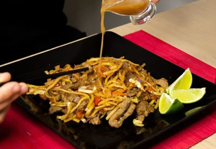 Pad thai servido pelo Momothai Food