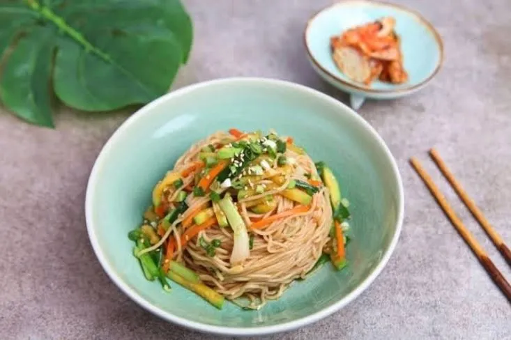 Ganjang bibim guksu servido pelo K-pop n'Food