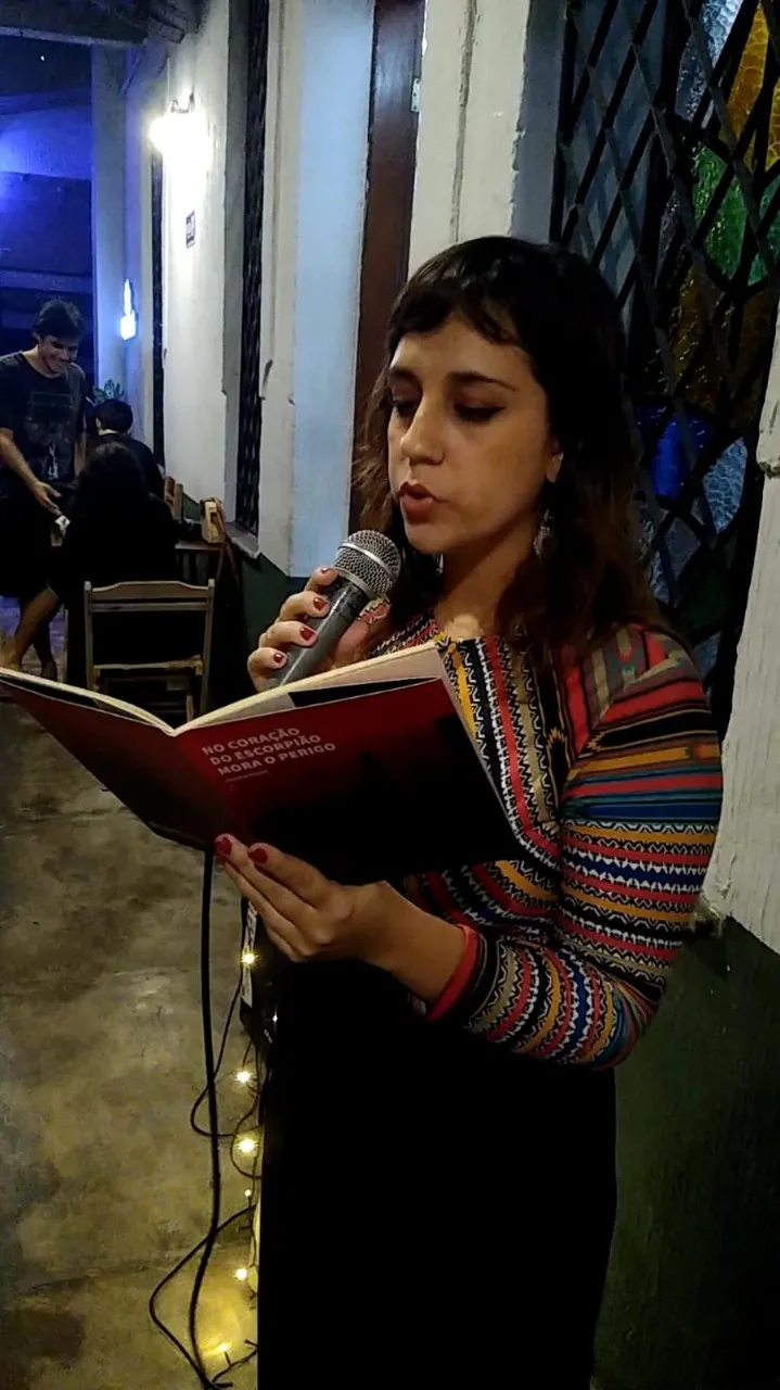 A artista visual e escritora Renata Froan estreou nos saraus recentemente, por meio da iniciativa promovida pela Livraria Lamarca