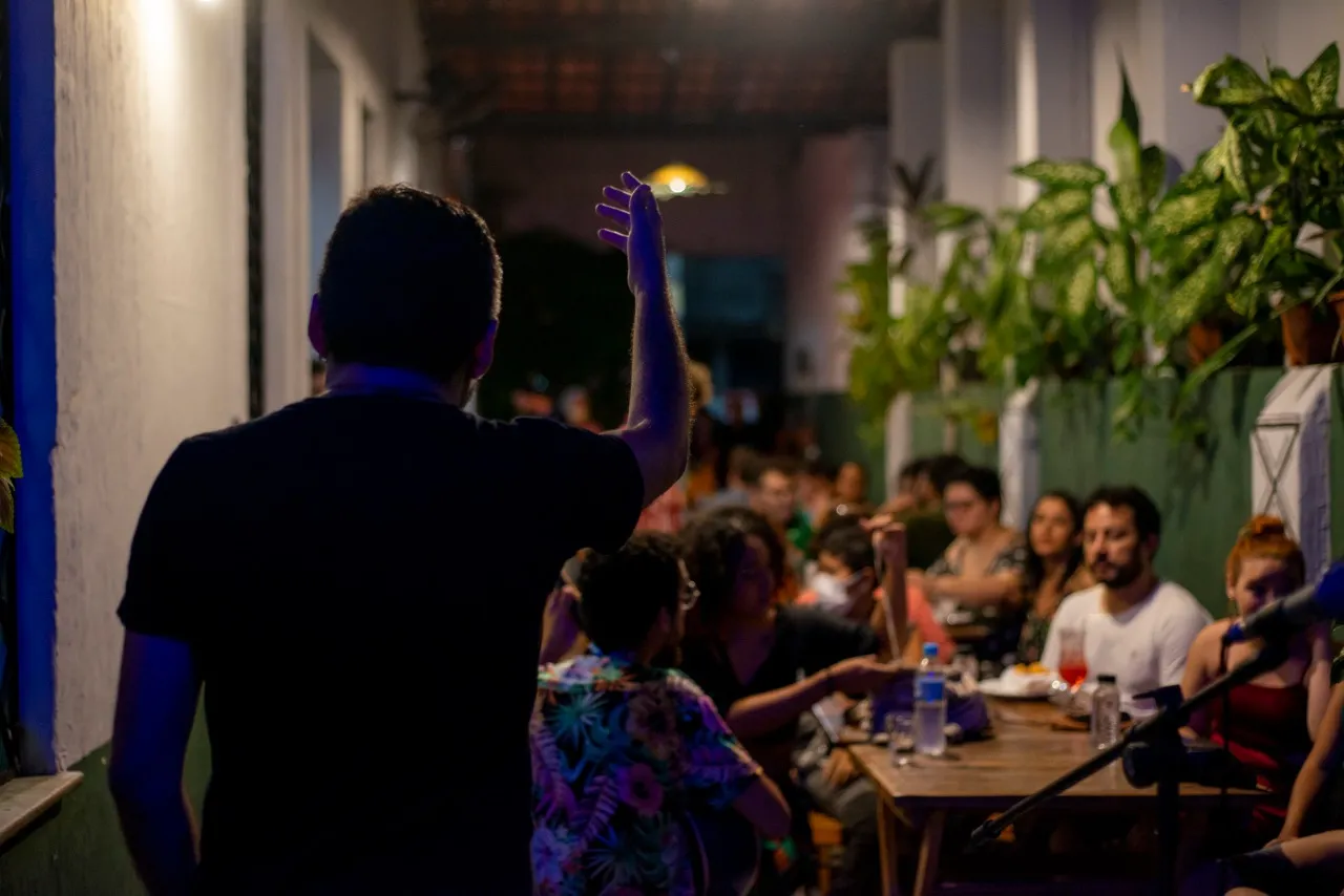 Poeta, idealizador e produtor do Sarau Lamarca, Francélio Alencar explica que a ideia de fazer esses encontros no estabelecimento iniciou em 2018