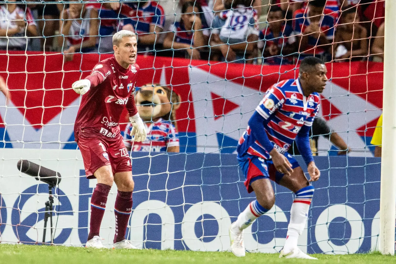 Boeck em posição de defesa com Benevenuto
