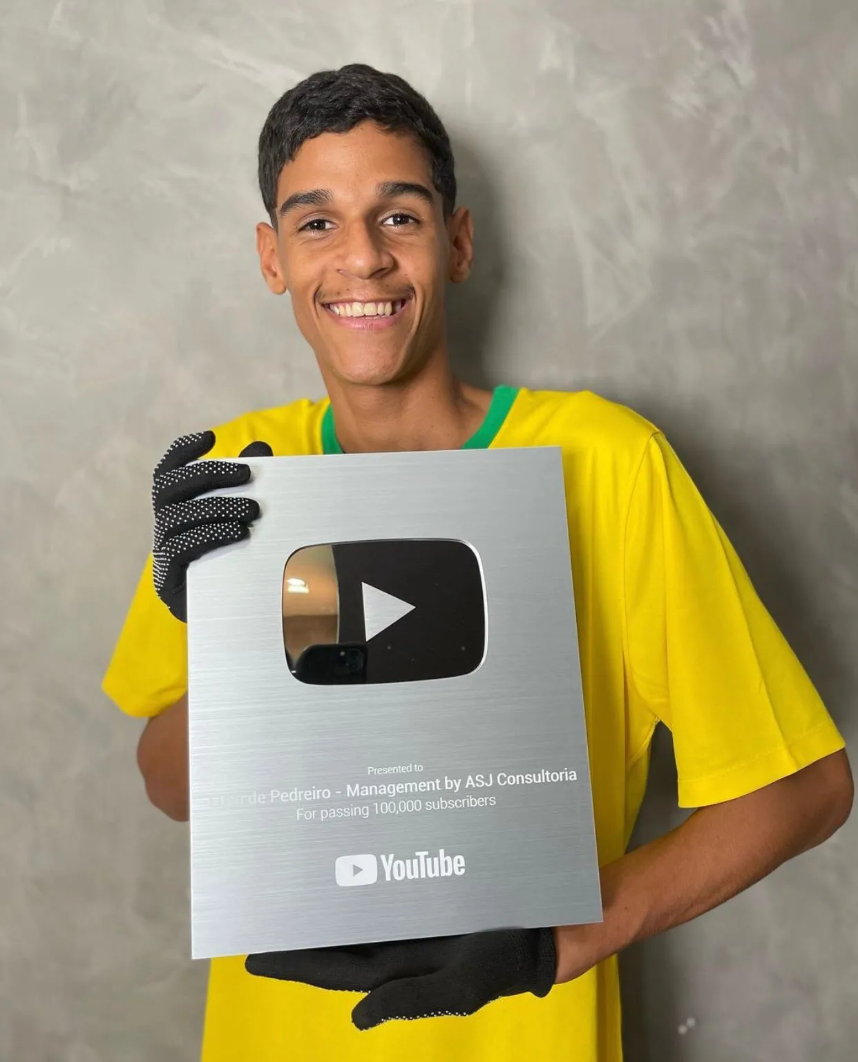 A empresa que gerencia o influencer pediu uma personalização especial para adicionar o nome ao lado do de Luva