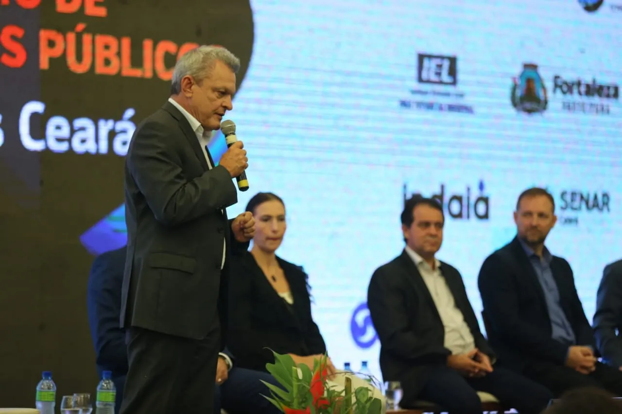 Prefeito de Fortaleza, José Sarto, durante palestra no Seminário de Prefeitos