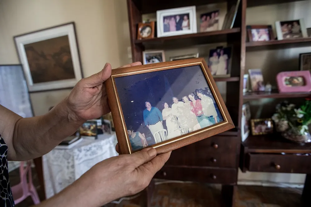 Repleta de fotografias, a casa possui esta, onde está reunida boa parte da família de Mary Luce Miranda