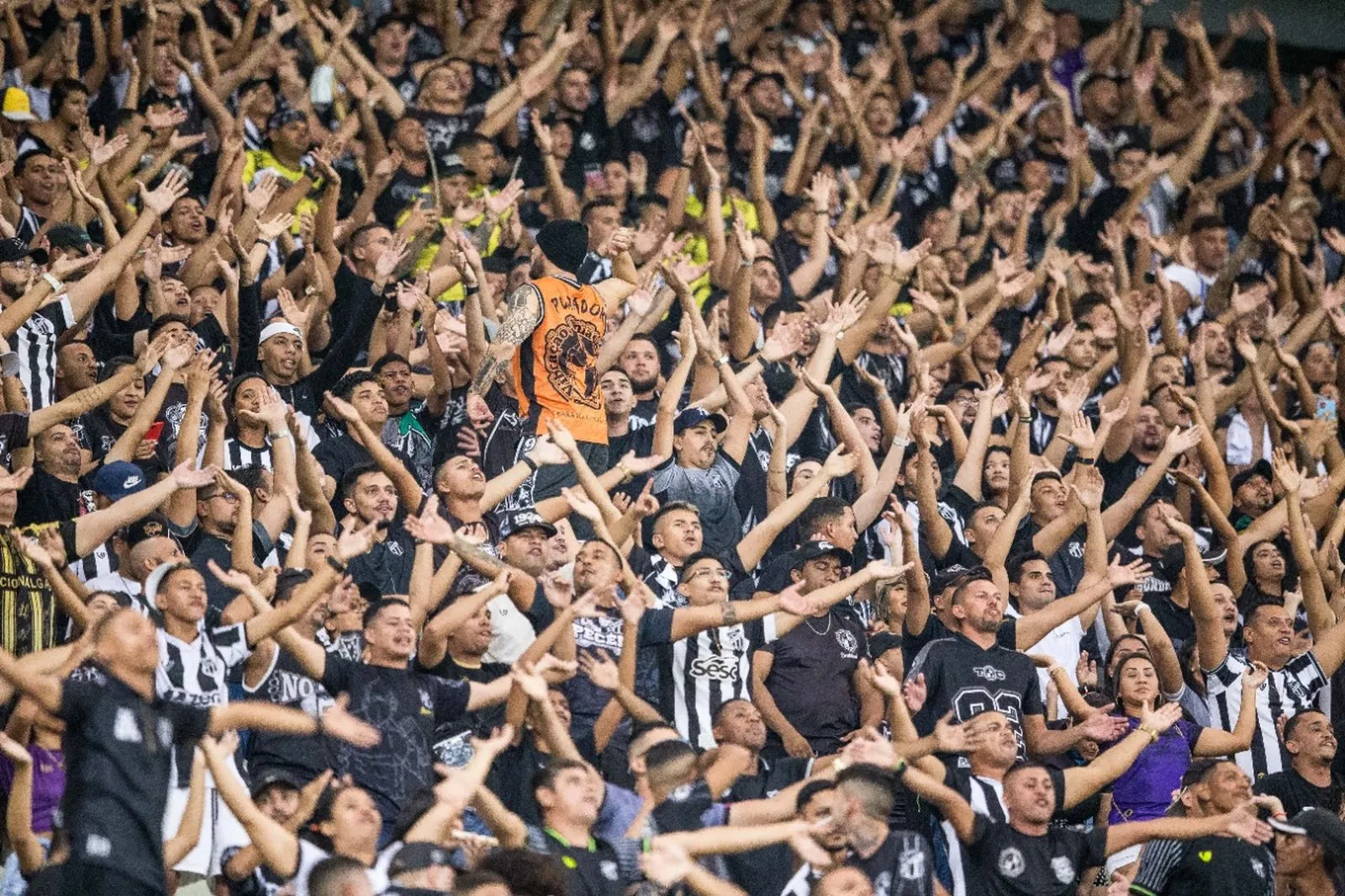 A torcida do Ceará mostrou força na arquibancada, mesmo em menor número no estádio