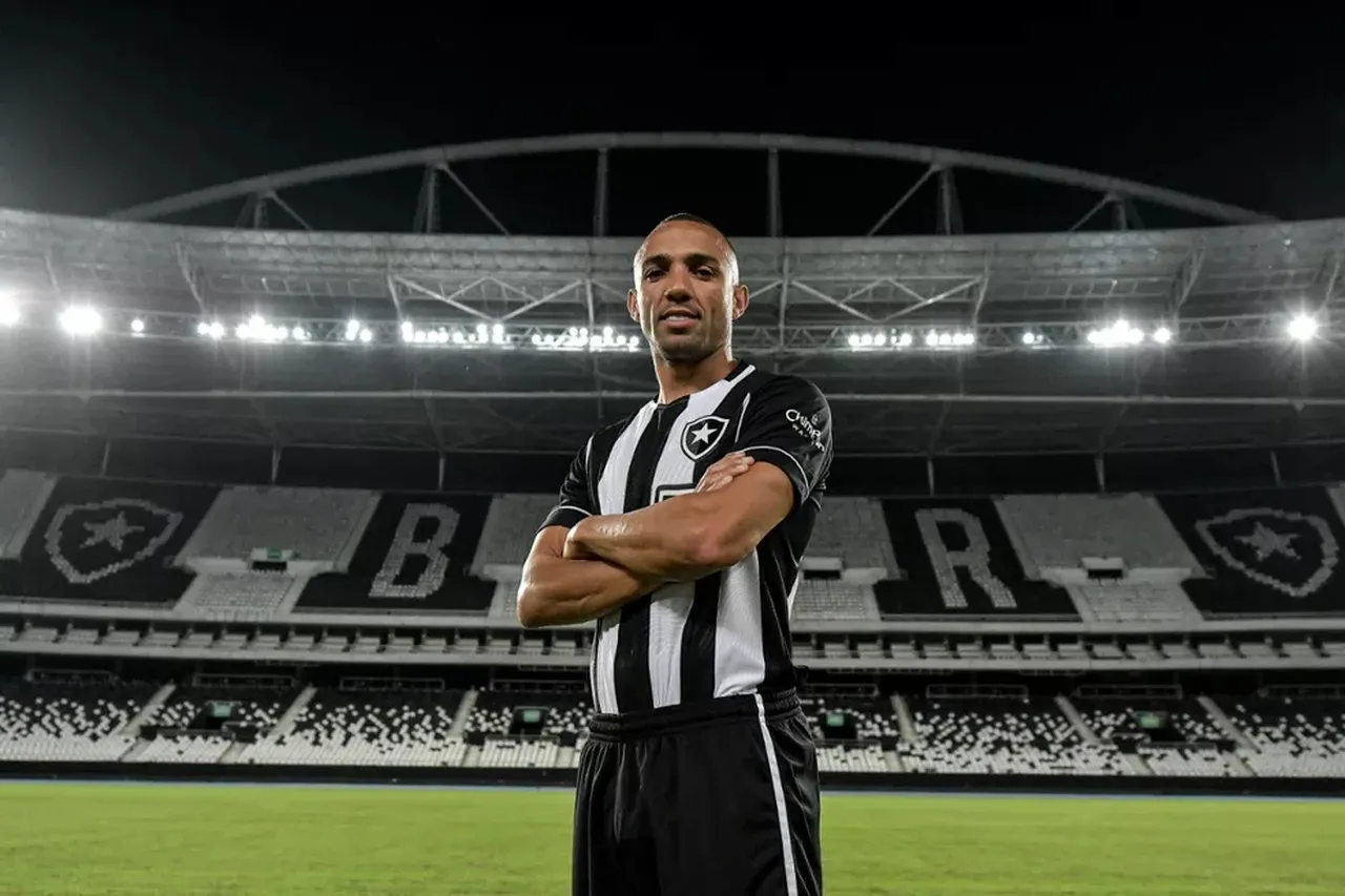O lateral-esquerdo Marçal foi o 1º reforço do Botafogo para a próxima janela de transferência
