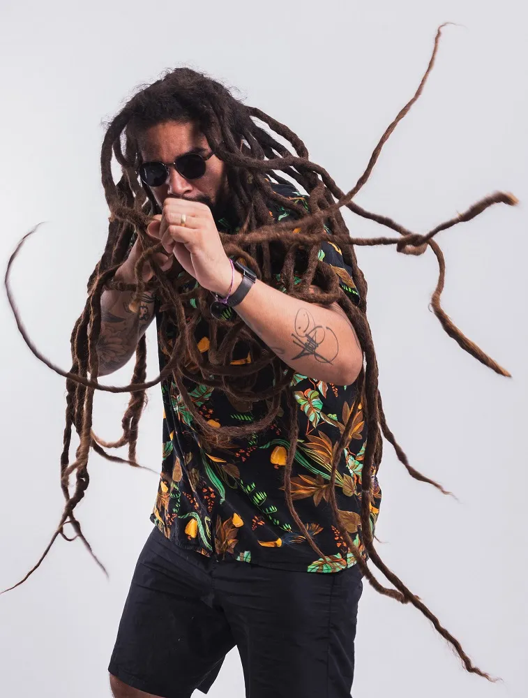 Assun já foi integrante da banda Tia Maria; hoje, dedica-se ao trabalho solo e ao grupo que faz releituras de reggaes nacionais e internacionais em ritmo de samba