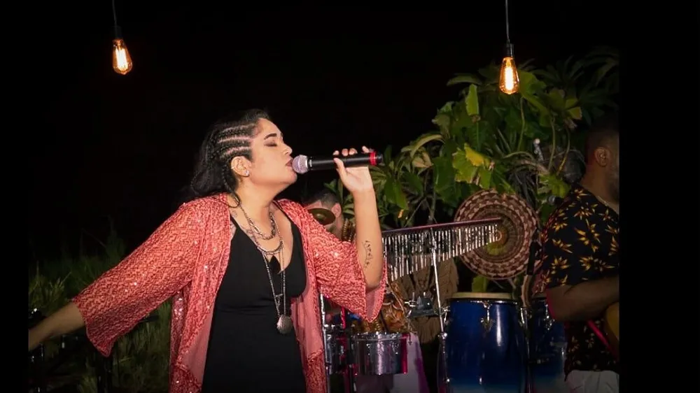 Maria Paula trabalha mais com versões; gosta de escolher músicas aleatórias e misturar com o reggae, criando um som único