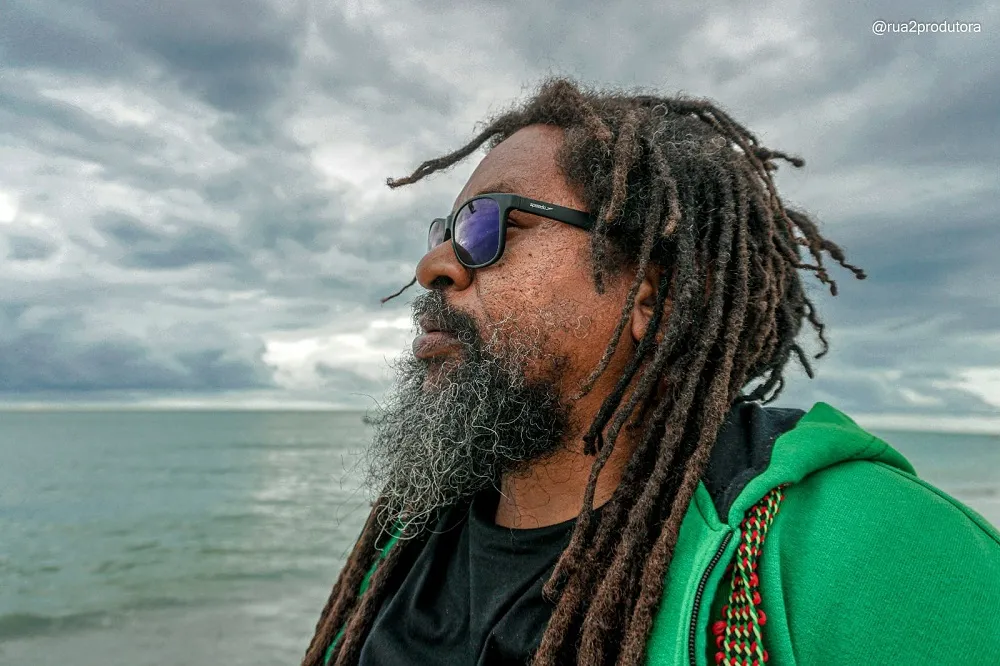 Aos 48 anos, Gomes Brasil é vocalista da banda Nativa já integrou os grupos Rebellion e Donaleda, além de ter fundado a banda Okolofé
