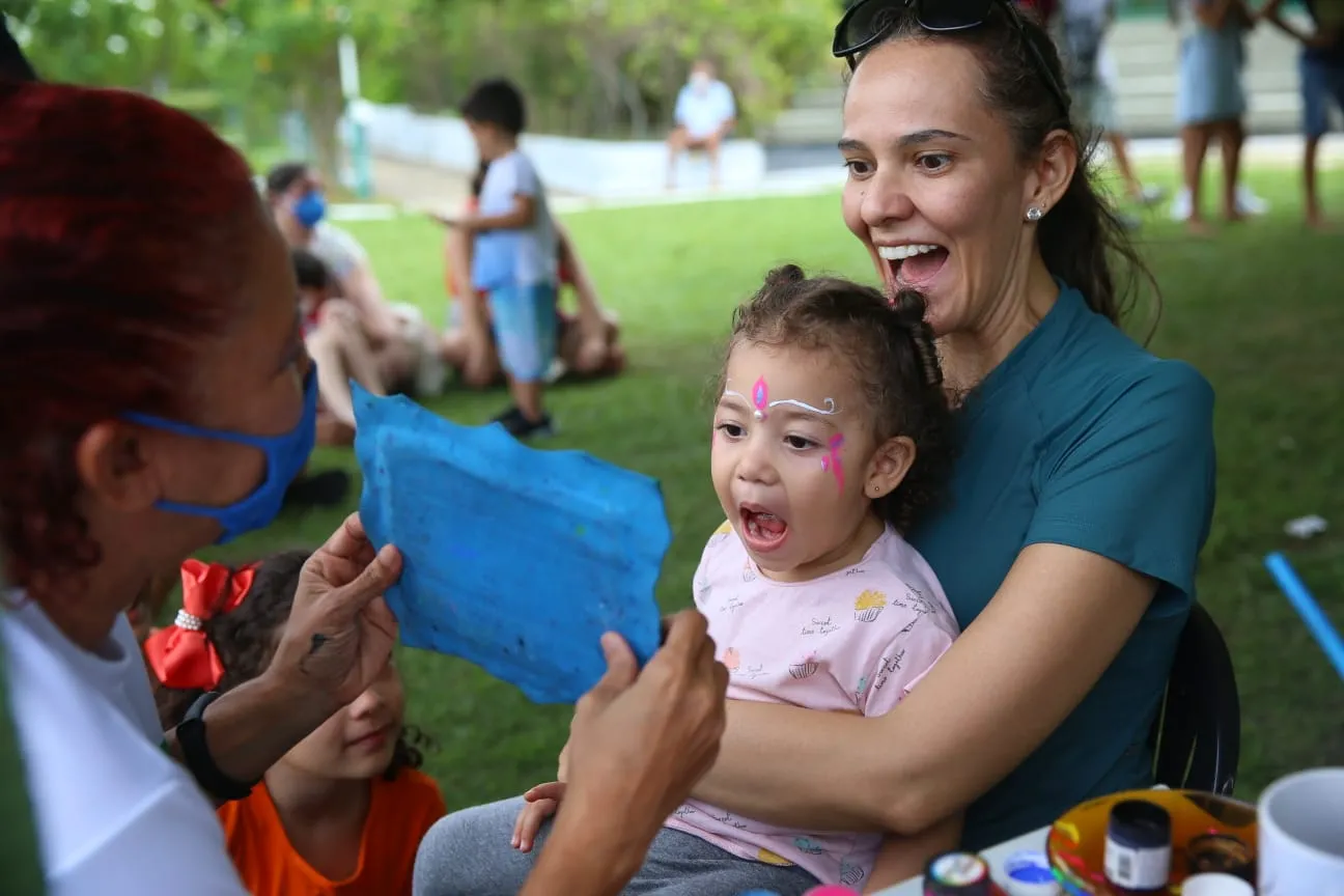 Mãe e filha aproveitaram a programação com pinturas de rosto na manhã deste domingo, no Parque do Cocó