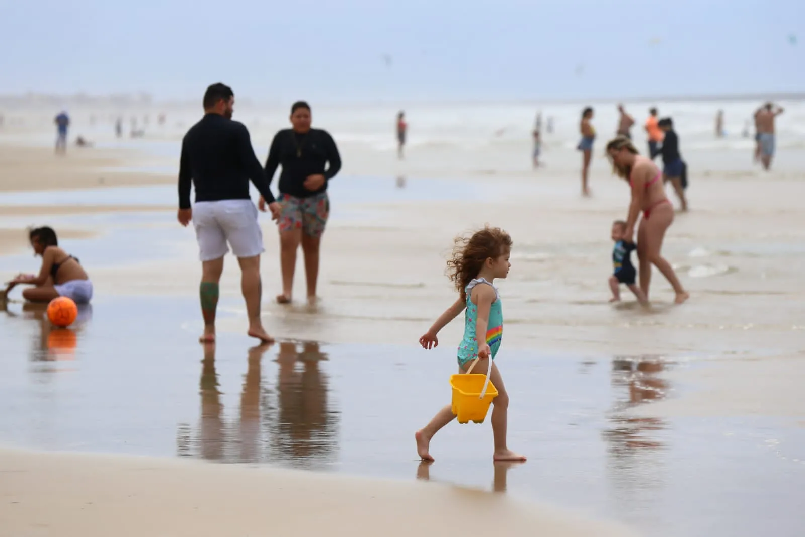 Nas primeiras horas da manhã, com a maré baixa, as famílias aproveitaram a vasta faixa de areia'