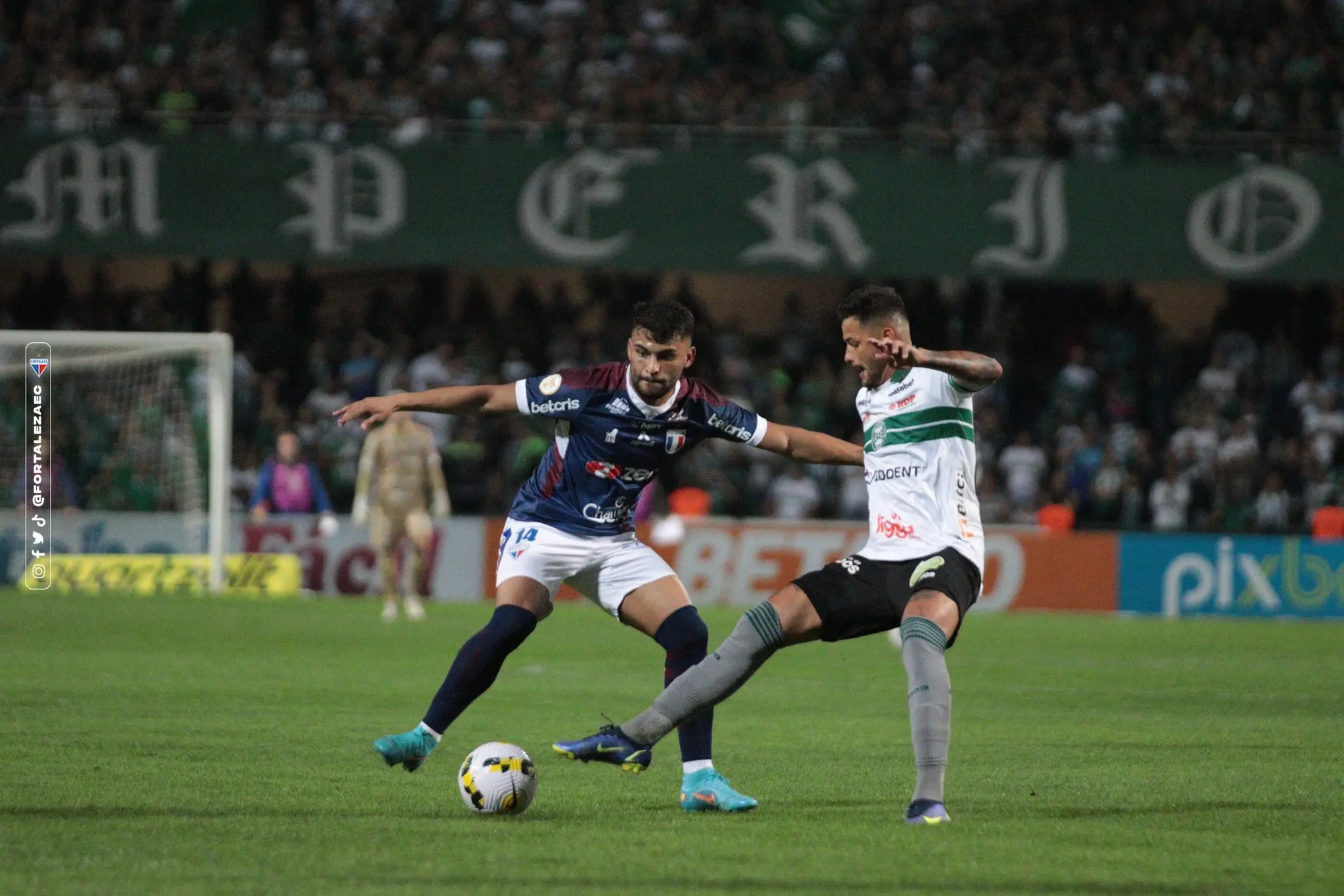 Imagem da notícia: Fortaleza sofre gol nos acréscimos, perde para o Coritiba e segue na lanterna da Série A
