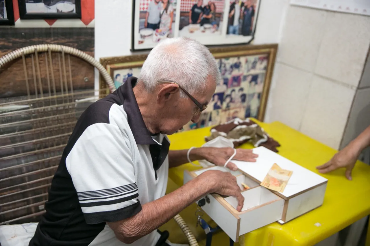 Seu Paraíba é quem passa troco no botequim; em tempos de Pix, só aceita dinheiro vivo