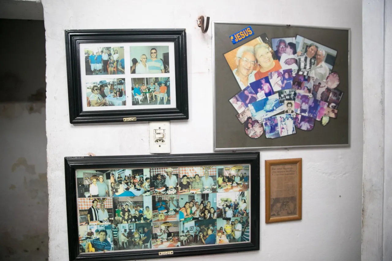 Fotos preenchem as paredes do bar por todos os lados, compondo um imenso painel de lembranças de clientes, amigos e familiares