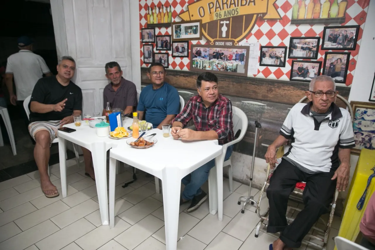 O advogado Marcos Barros, 54 (de camisa quadriculada), frequenta o bar há apenas dois meses, mas já desenvolveu amizade com todos
