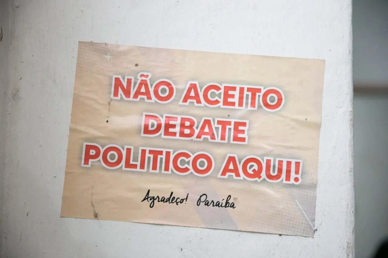 Em letras garrafais, placa foi colocada pelo próprio seu Paraíba no estabelecimento