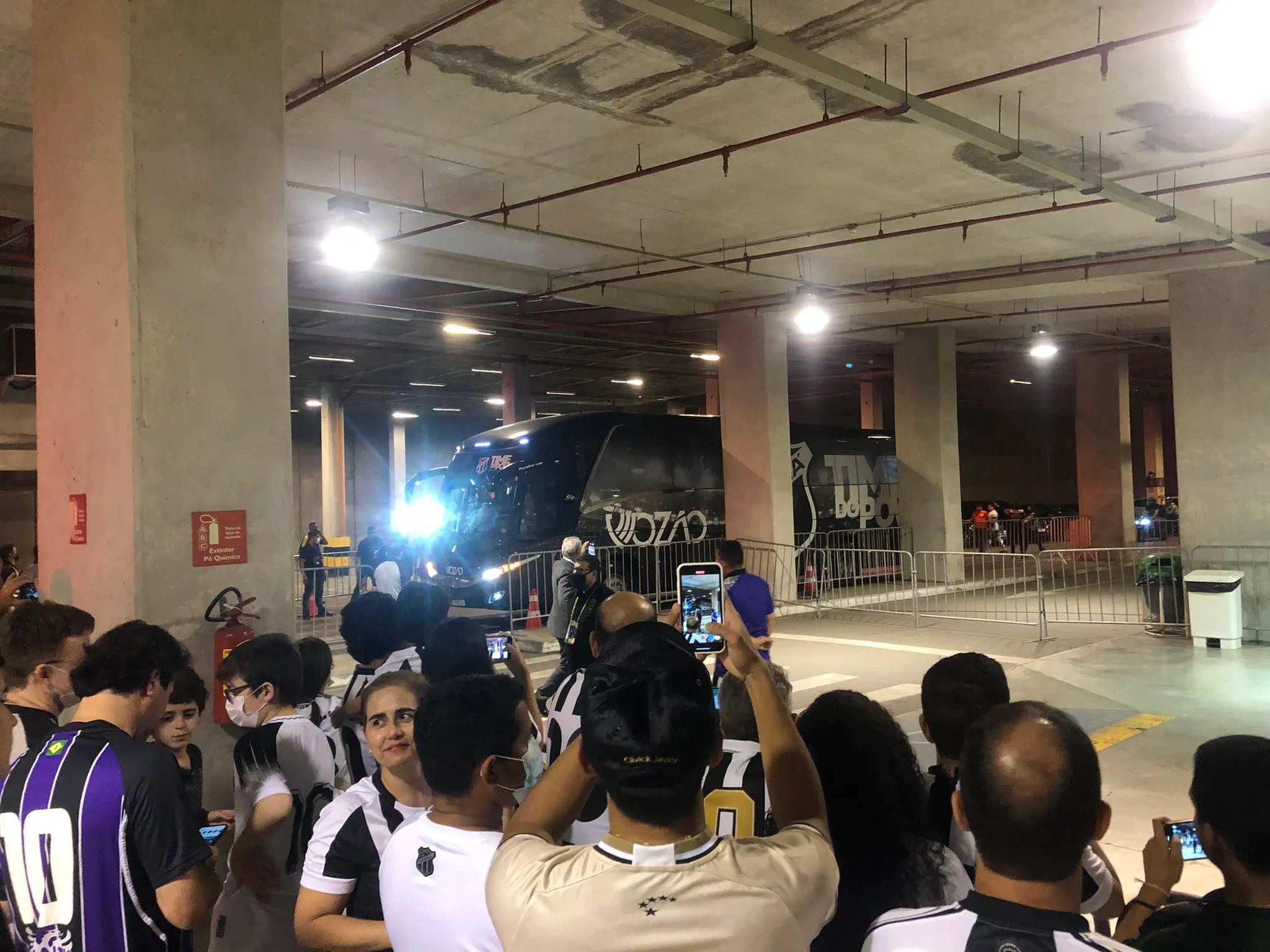 A torcida do Ceará demonstrou apoio aos jogadores na chegada da delegação alvinegra