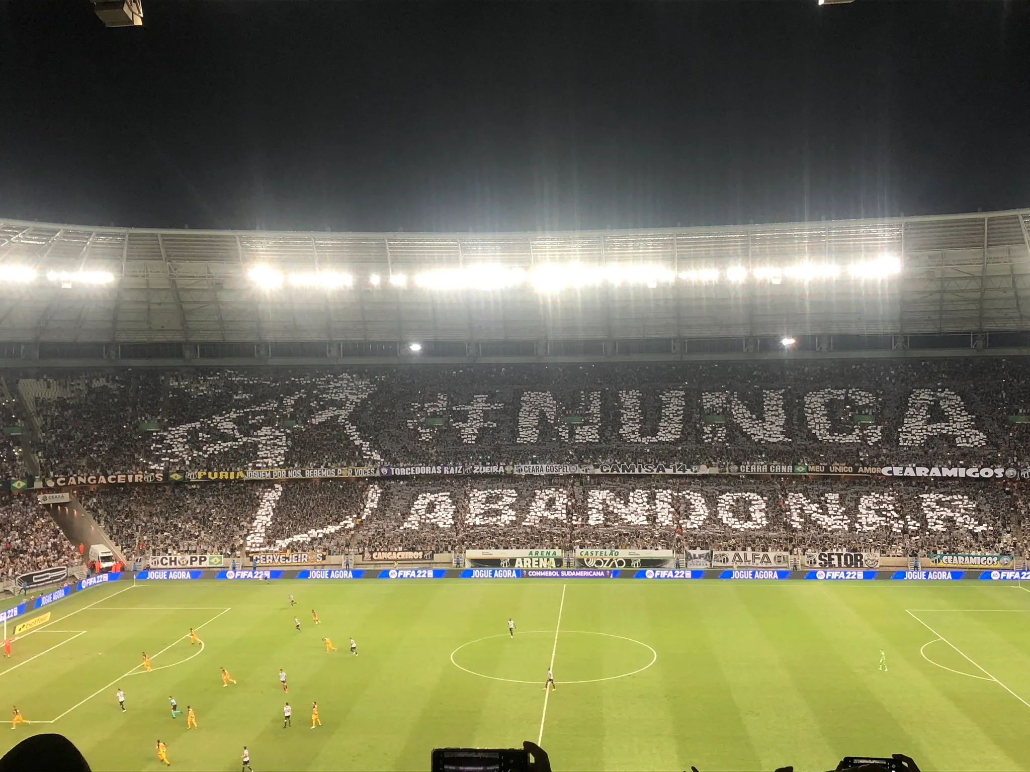 A torcida do Ceará montou um mosaico com a frase 