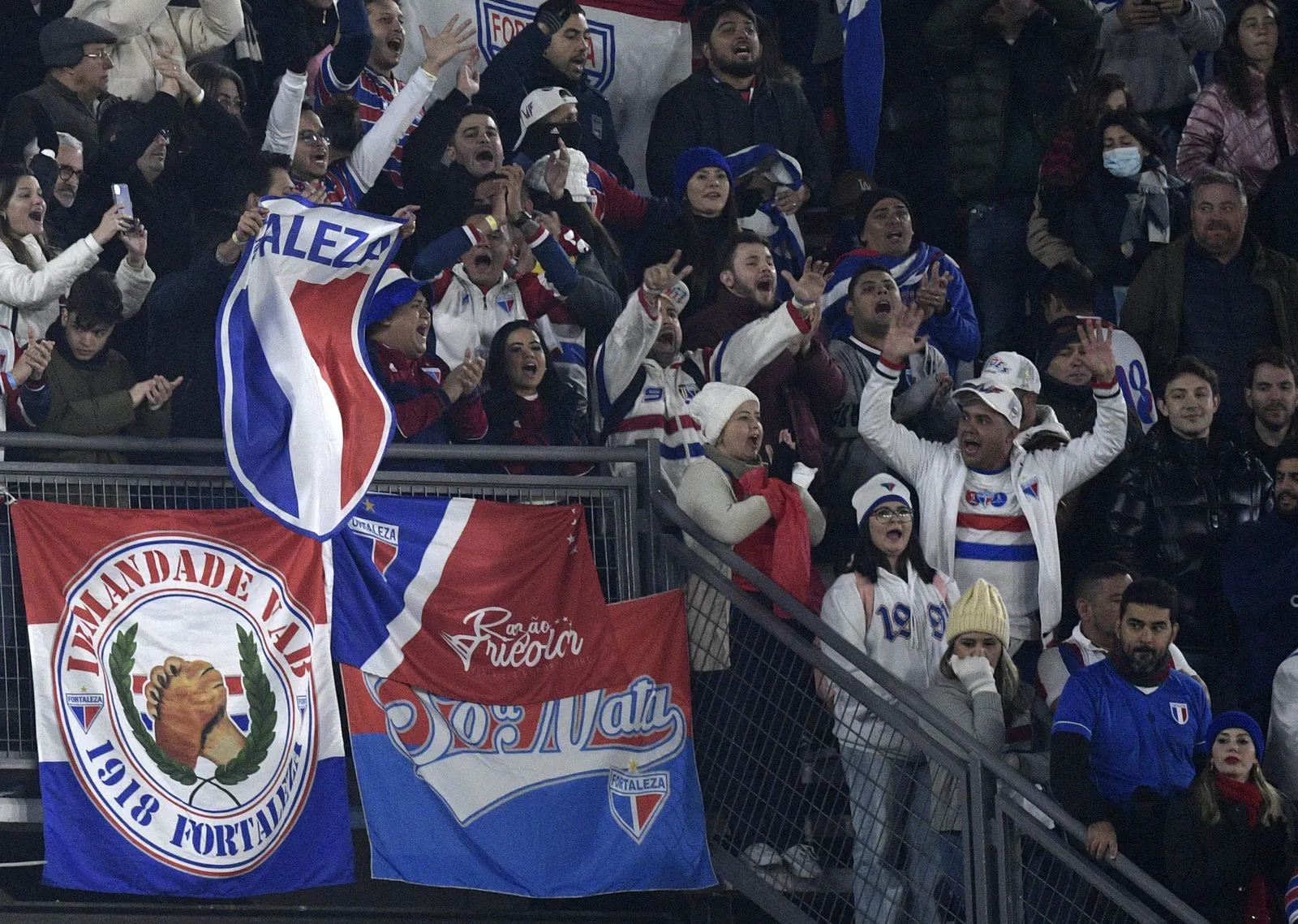 A torcida do Fortaleza viajou para a Argentina e apoiou a equipe contra o Estudiantes