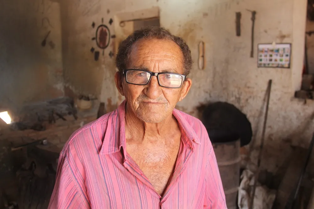 Nascido no Cedro, Francisco Vitor Lima, o Senhor Netinho, aprendeu com o avô e o pai a arte de ferreiro