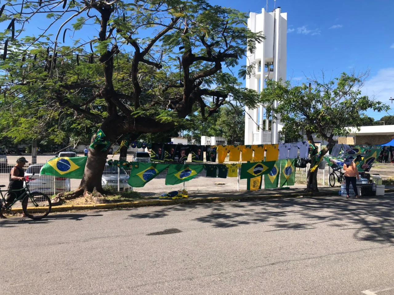 Do lado de fora do antigo aeroporto Pinto Martins, ambulantes aproveitam para vender produtos com referências a Bolsonaro