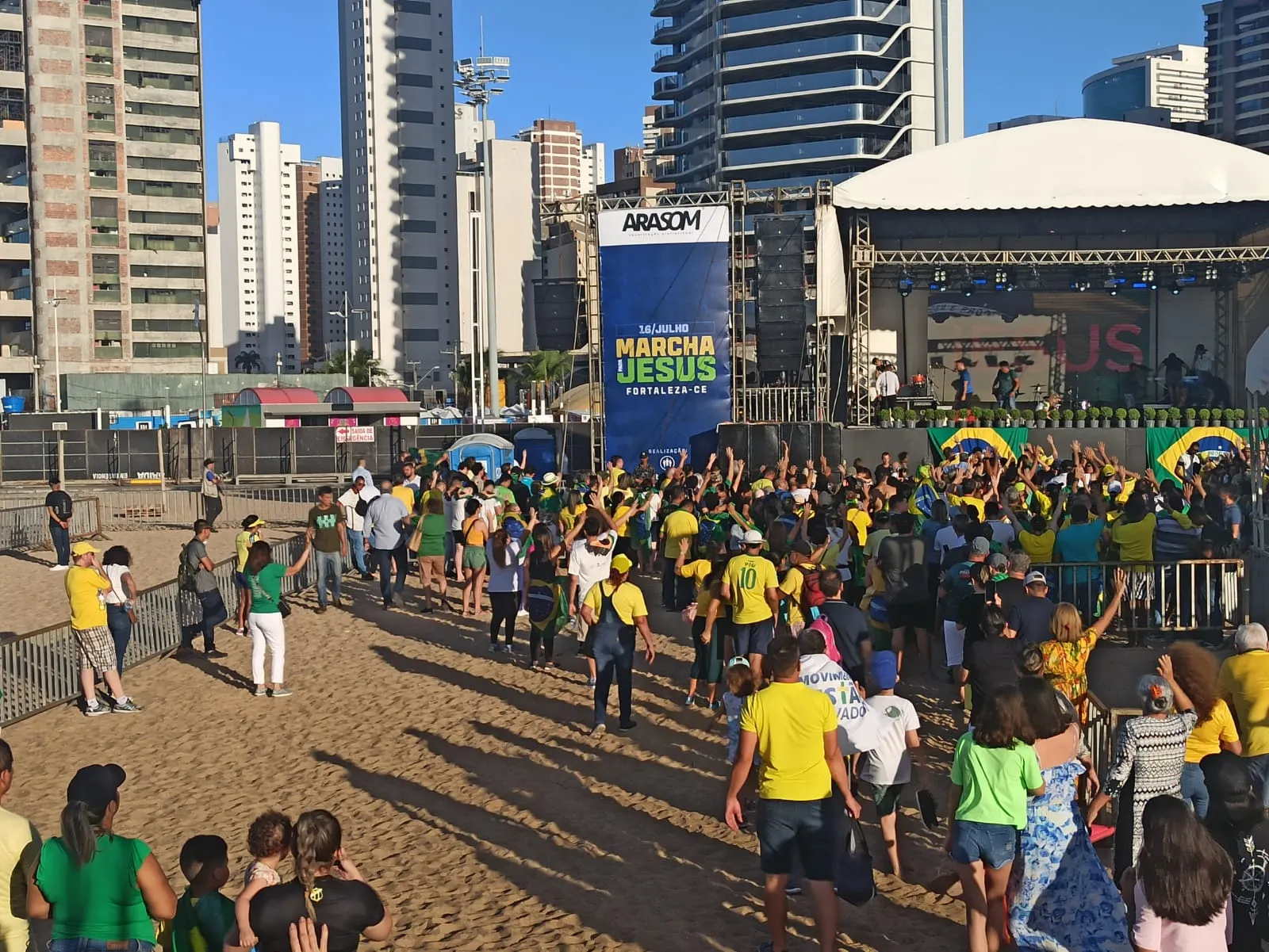 Apoiadores do presidente Bolsonaro começam a chegar na Praia de Iracema, onde ele deve participar da Marcha para Jesus