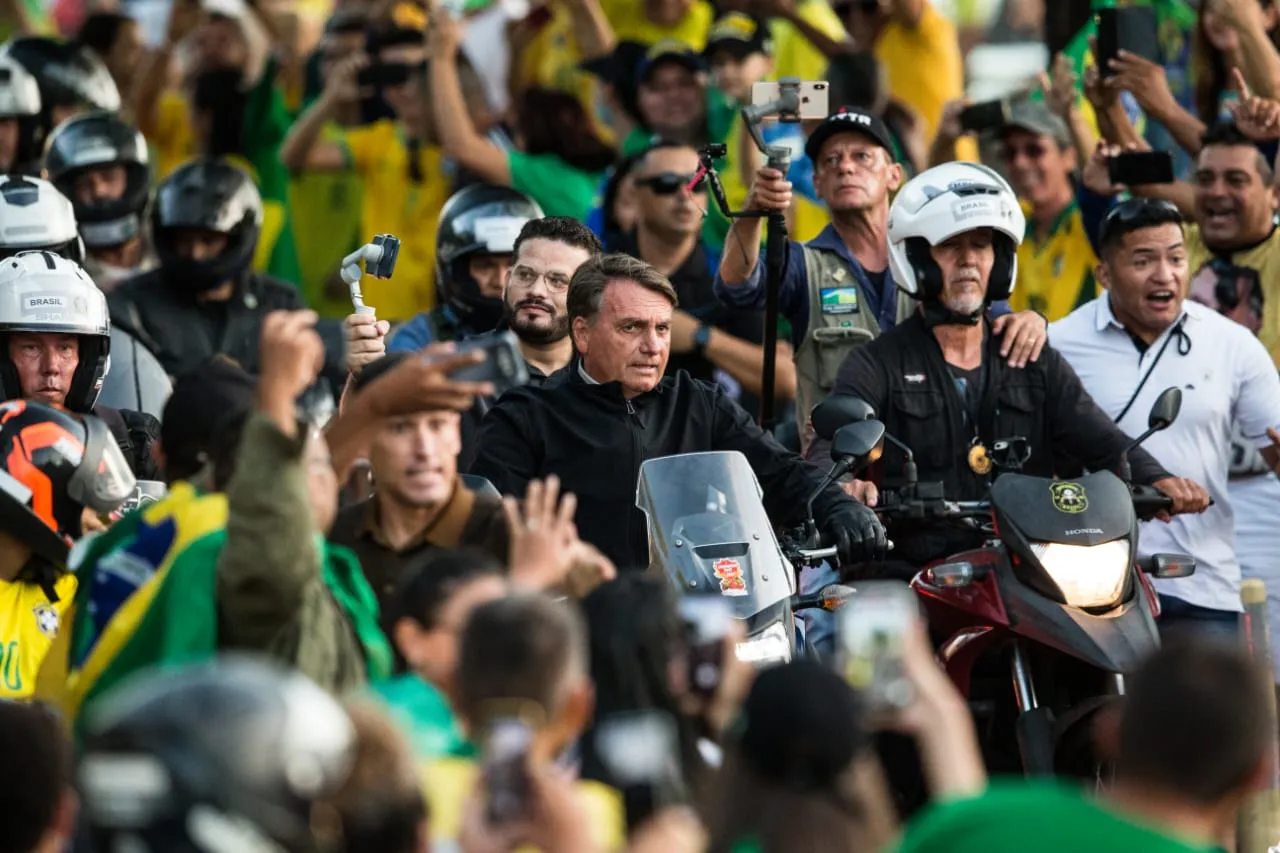 Bolsonaro chegou a Fortaleza por volta das 17h e fez percurso de moto até a Praia de Iracema