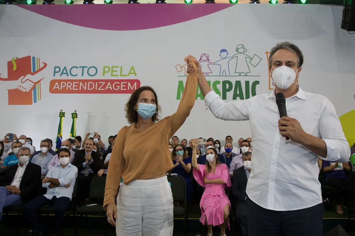 Izolda Cela e Camilo Santana em evento de educação