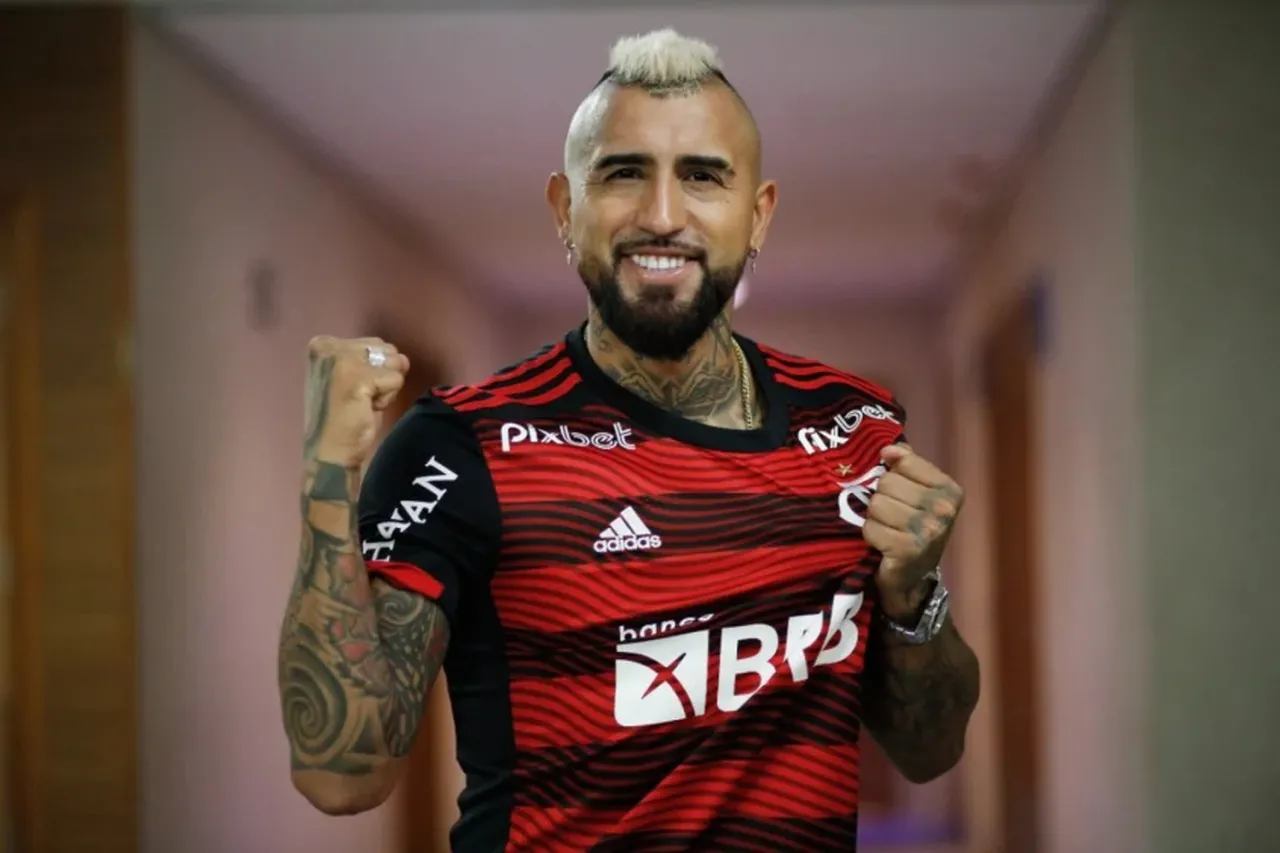 O volante chileno Vidal é uma das contratações do Flamengo na nova janela de transferência