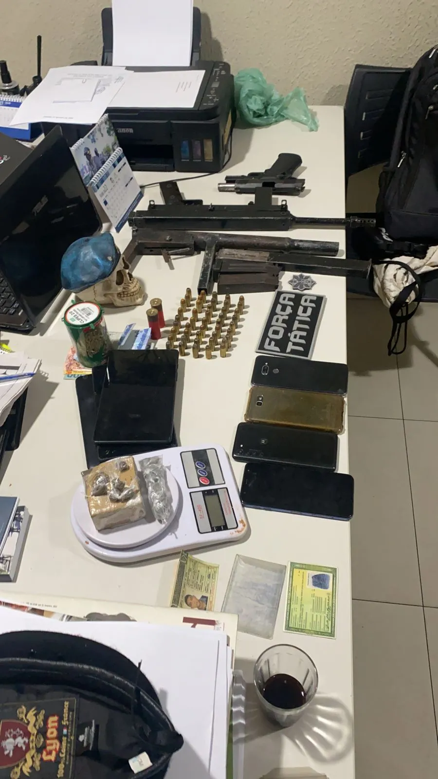 Com a dupla foram apreendidas armas, munições e objetos referente ao tráfico de drogas