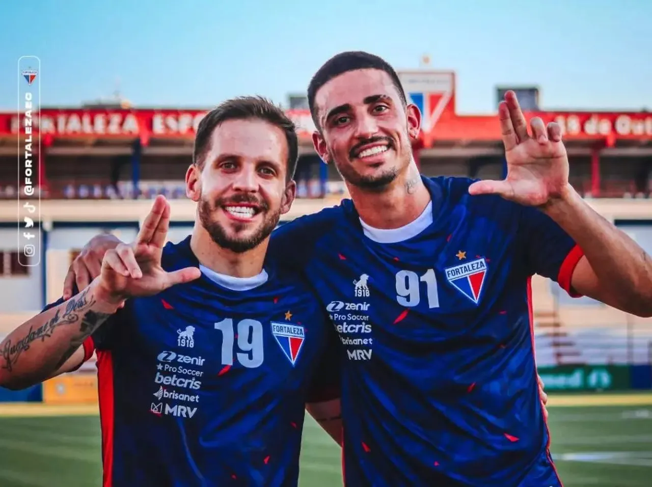 O volante Lucas Sasha e o atacante Thiago Galhardo foram contratados pelo Fortaleza