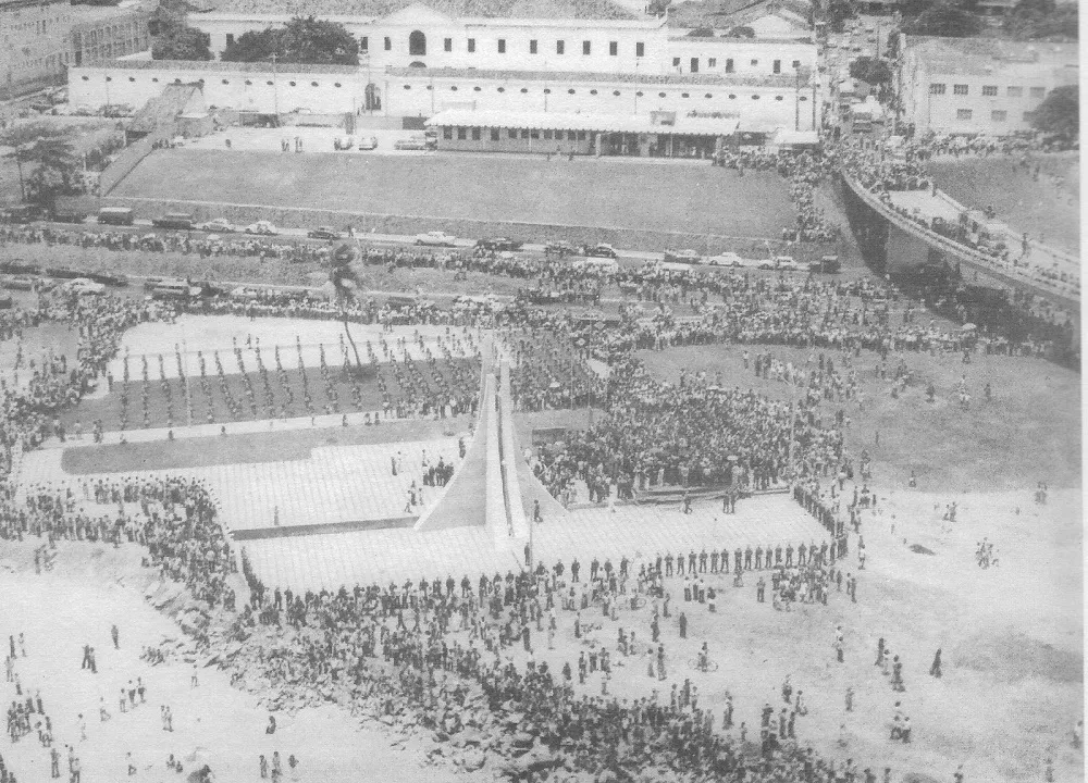 Com a ocorrência, houve uma correria generalizada, sobretudo, porque quem estava no local sabia que a queda foi em uma área bastante residencial.