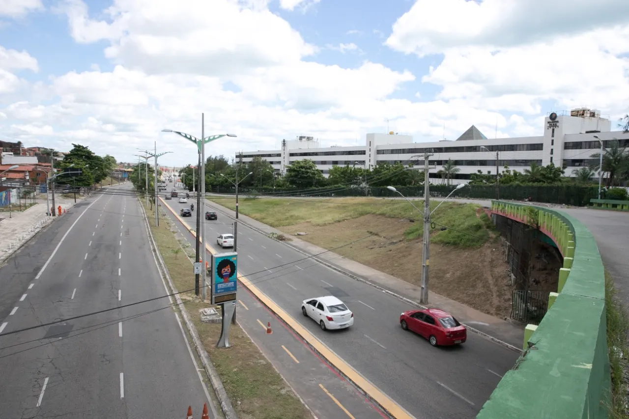 Uma das funções da Leste Oeste era tornar mais rápida a ligação da zona industrial, como áreas da Avenida Francisco Sá, com o Porto do Mucuripe.