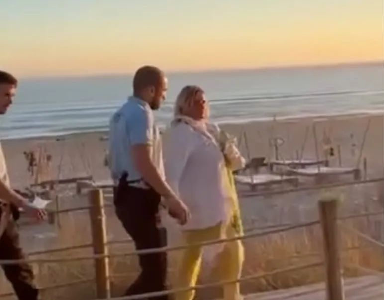 A mulher foi escoltada na praia e presa
